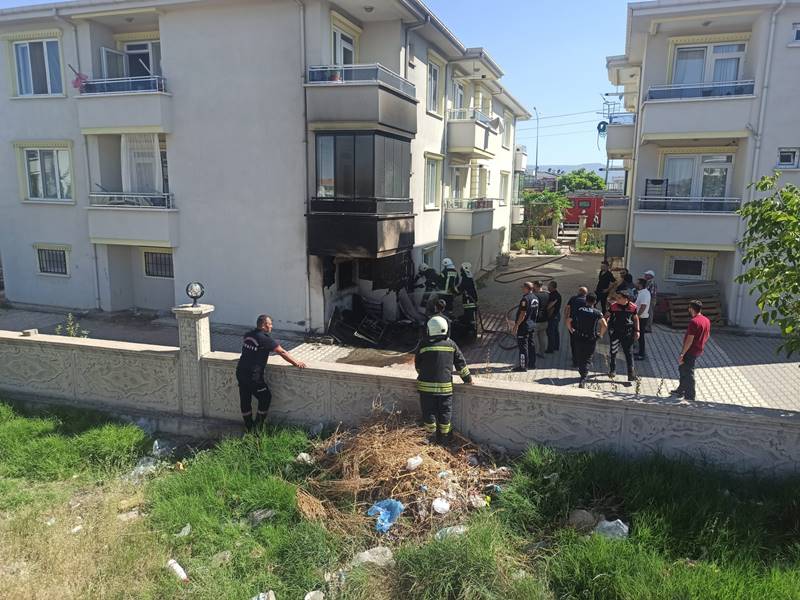 Afyonkarahisar’da bir evde çıkan yangın söndürüldü