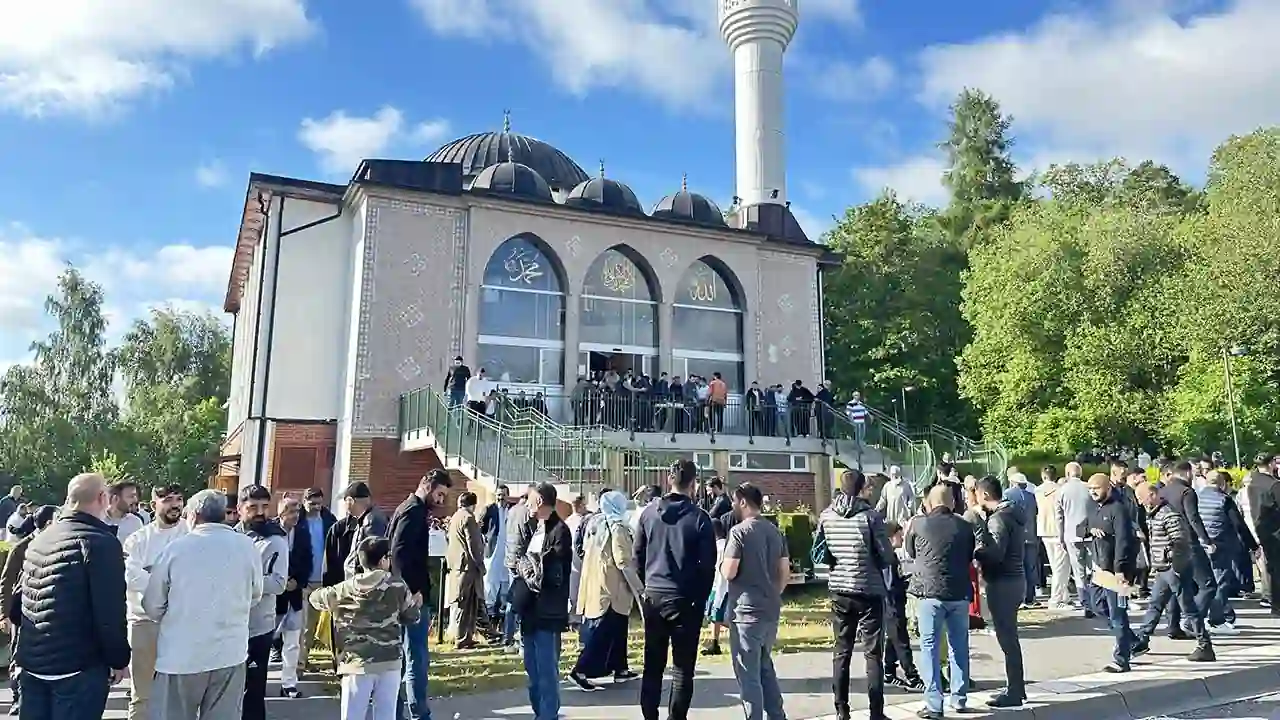 Avrupa’da Müslümanlar bayram namazı için camileri doldurdu