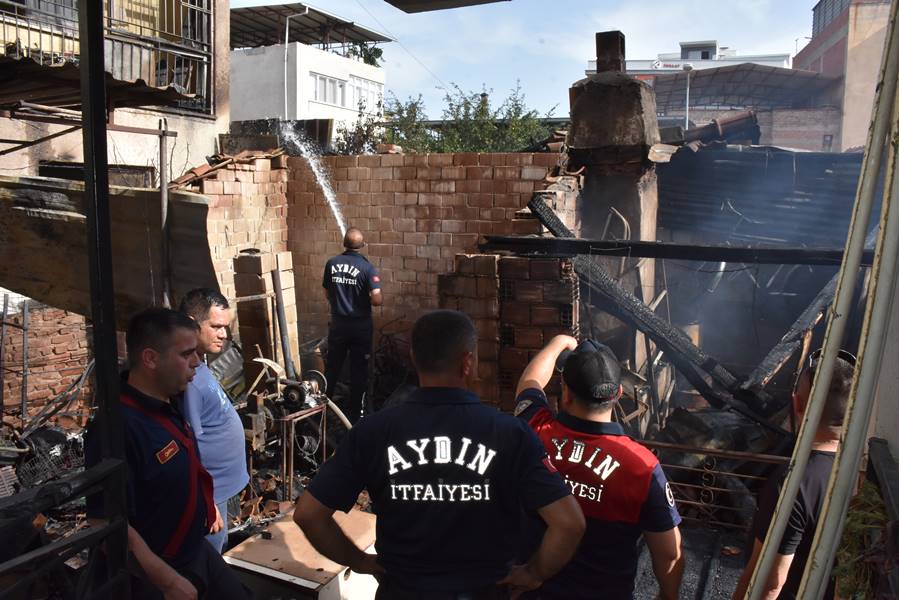 Aydın’da depoda çıkan yangında 3 ev hasar gördü