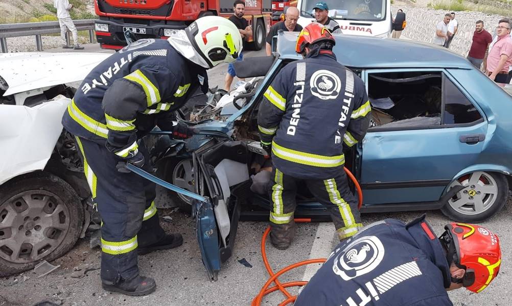 Denizli’de otomobil ile hafif ticari araç çarpıştı: 1 ölü 4 yaralı