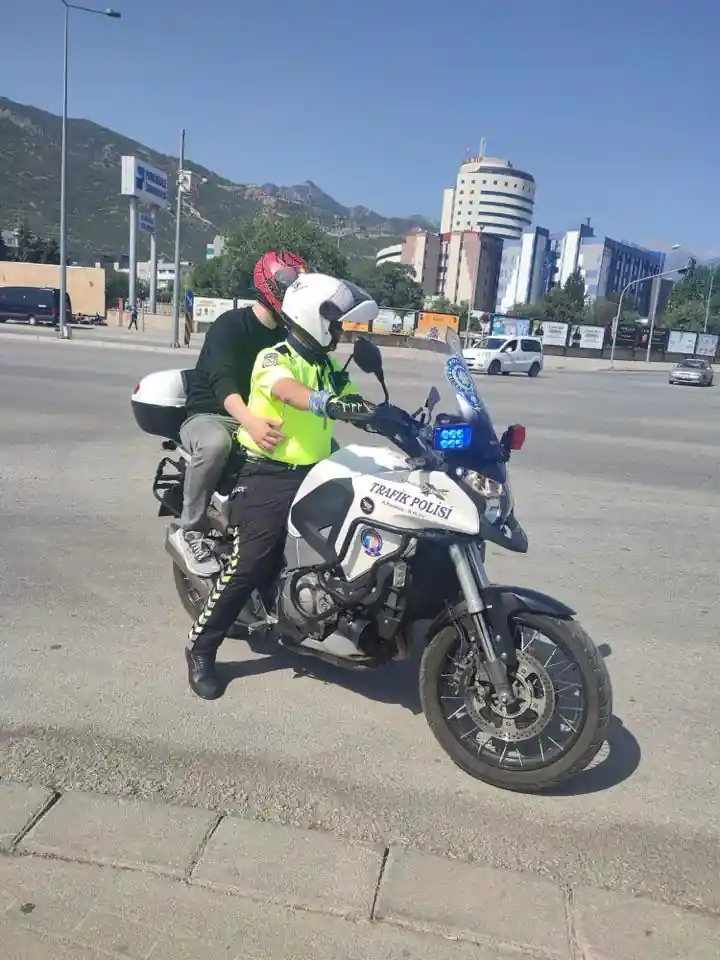 Denizli’de YKS öğrencilerine polis yardımı