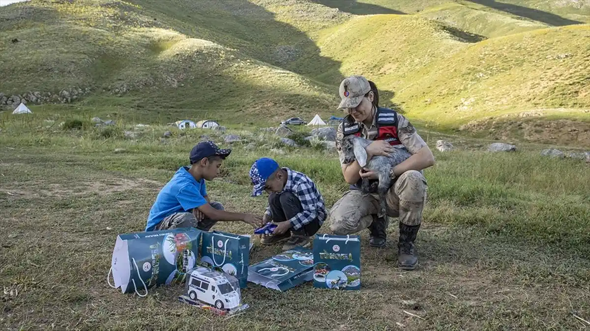 Jandarma ekipleri yayladaki çocukların yüzünü hediyelerle güldürdü