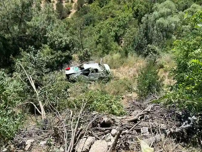 Kütahya-Balıkesir karayolunda otomobil uçuruma devrildi