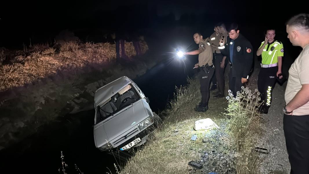 Kütahya’da otomobil sulama kanalına düştü