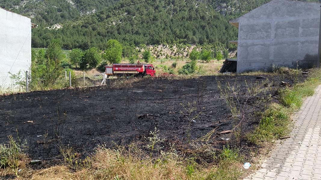 Kütahya'da terastaki halı yangına neden oldu