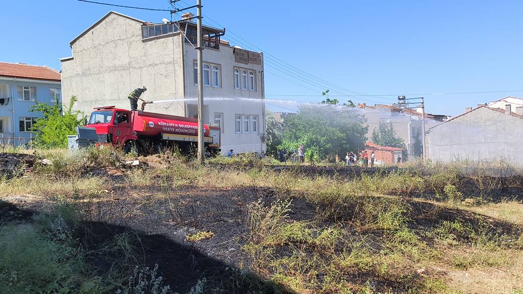 Kütahya'da terastaki halı yangına neden oldu