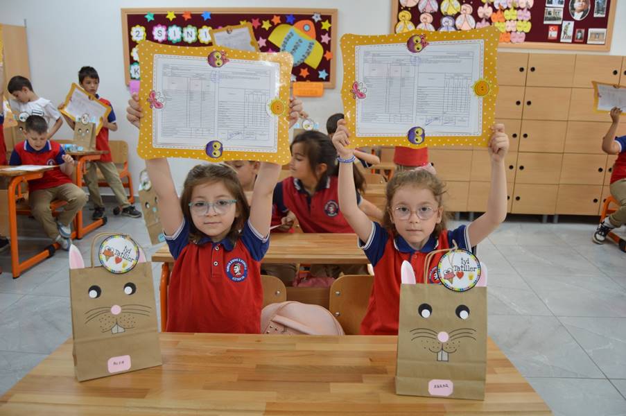 Kütahya’daki okullarda öğrenciler karnelerini aldı