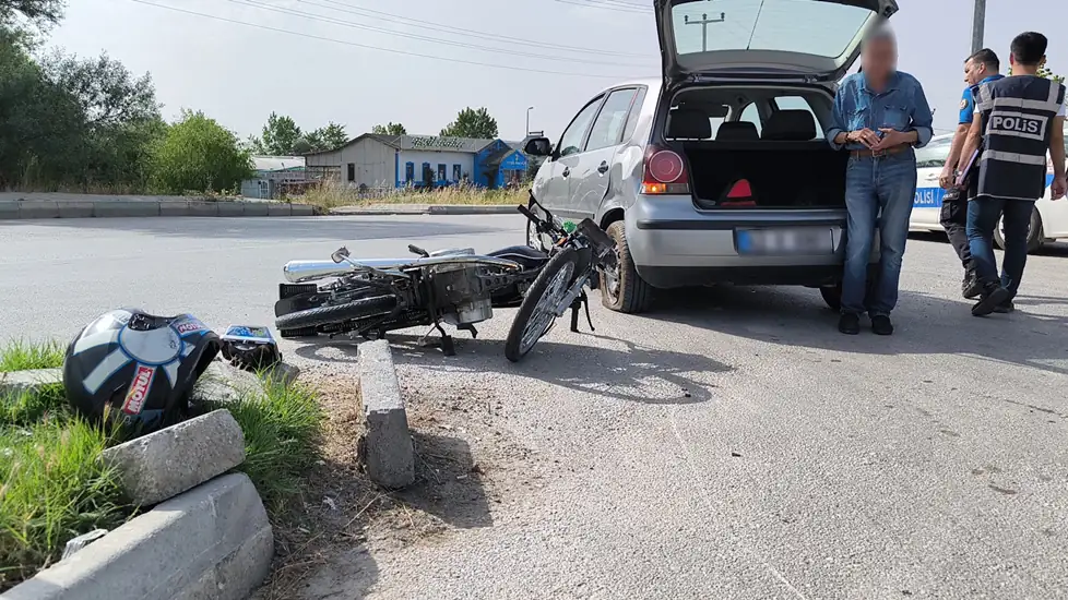 Kütahya'da motosiklet otomobile çarptı