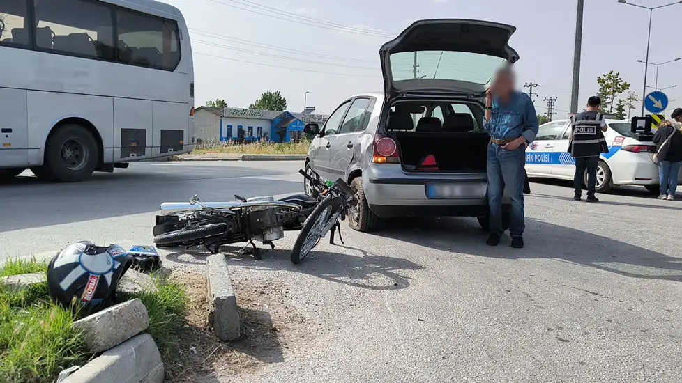 Kütahya'da motosiklet otomobile çarptı