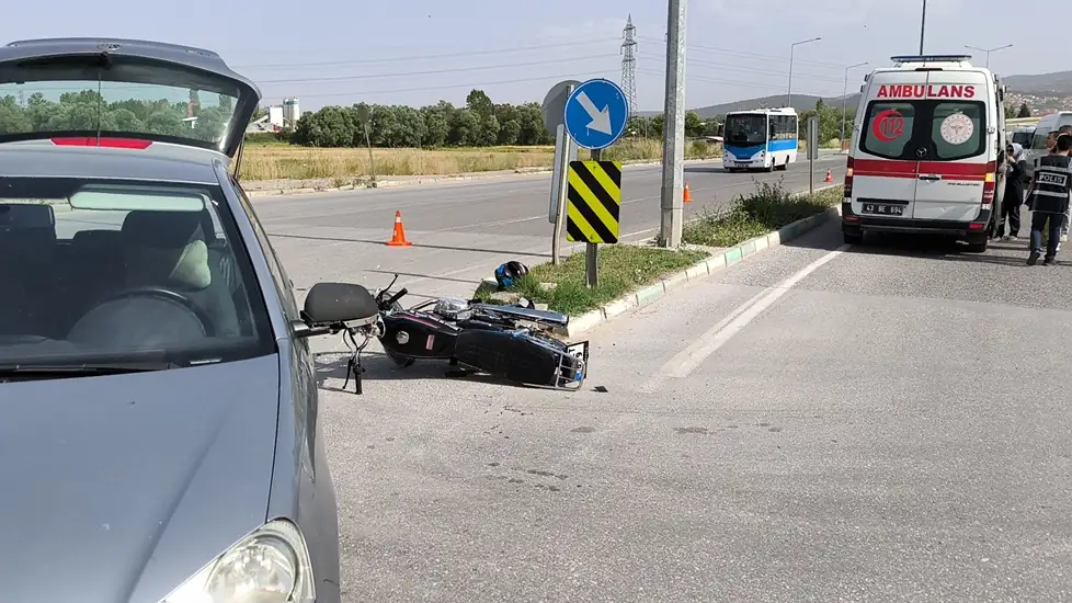 Kütahya'da motosiklet otomobile çarptı