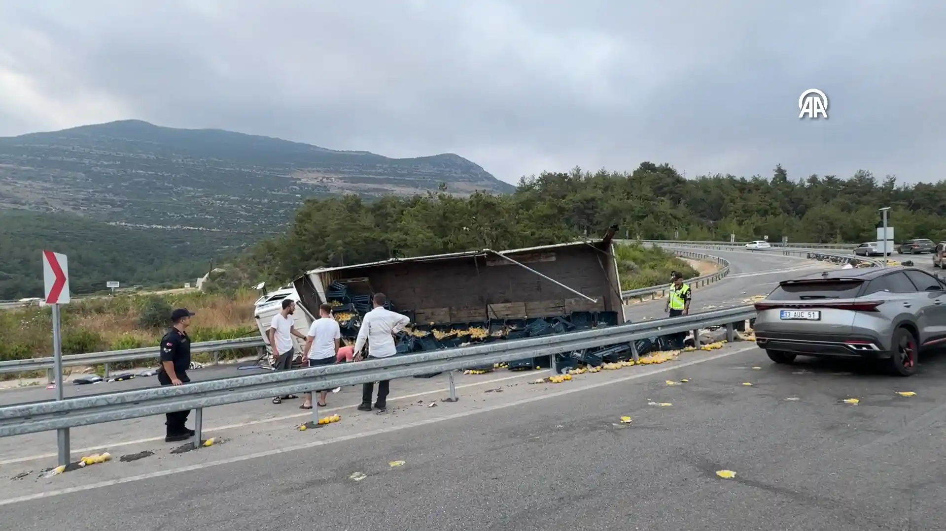 Limon yüklü kamyon devrildi: 6 yaralı