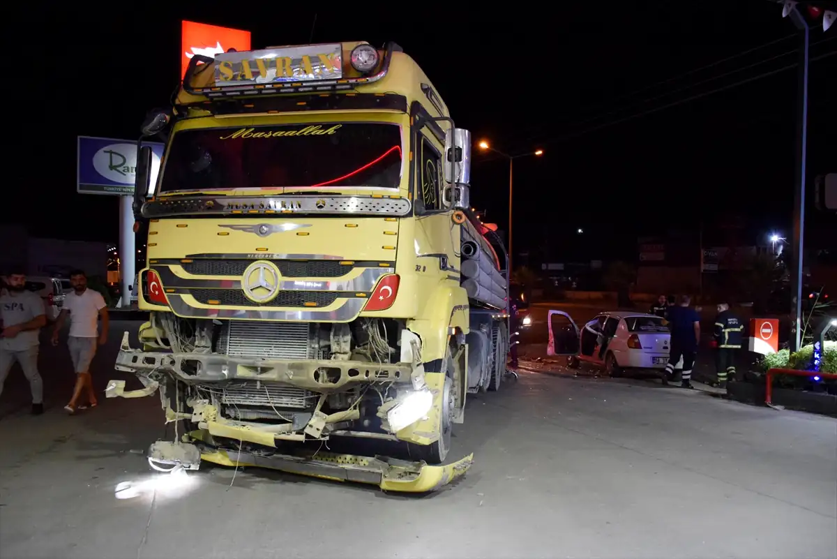 Manisa’da vidanjör ile otomobilin çarpıştı