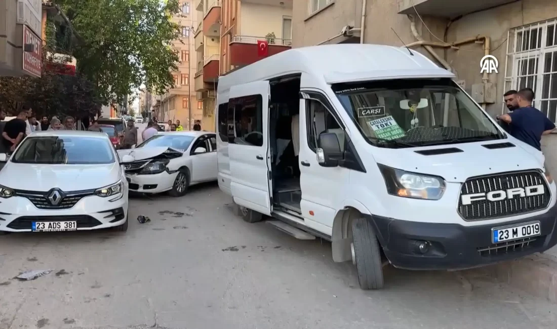 Elazığ'da minibüs ve otomobilin