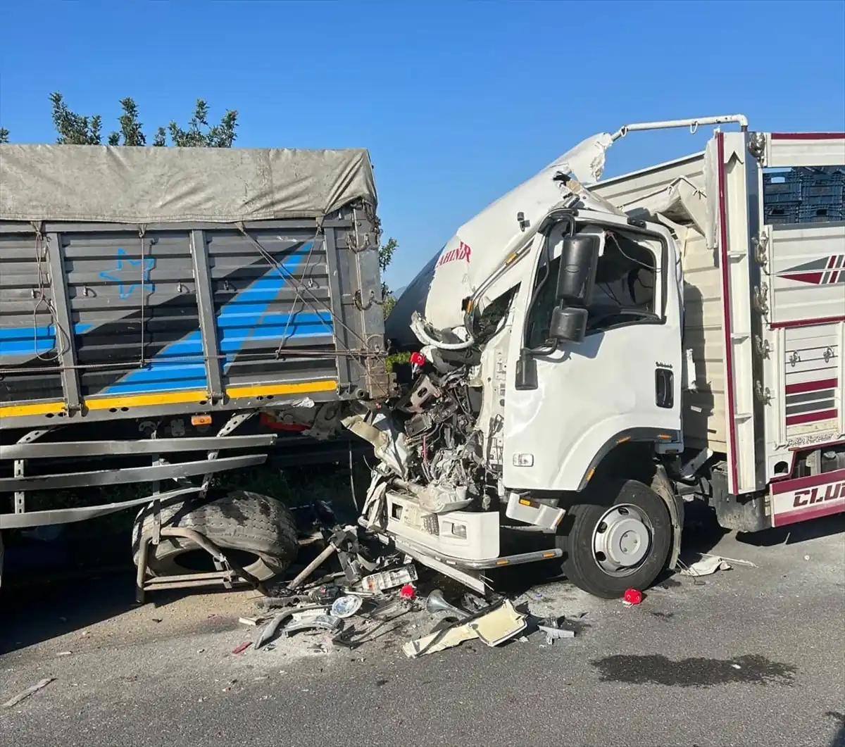 Muğla’da kamyonetin tıra arkadan çarpması sonucu 2 kişi öldü