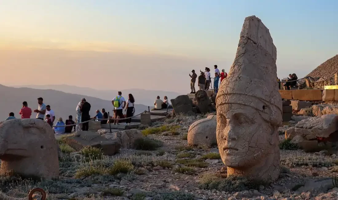 Nemrut Dağı'nı bayramda yaklaşık