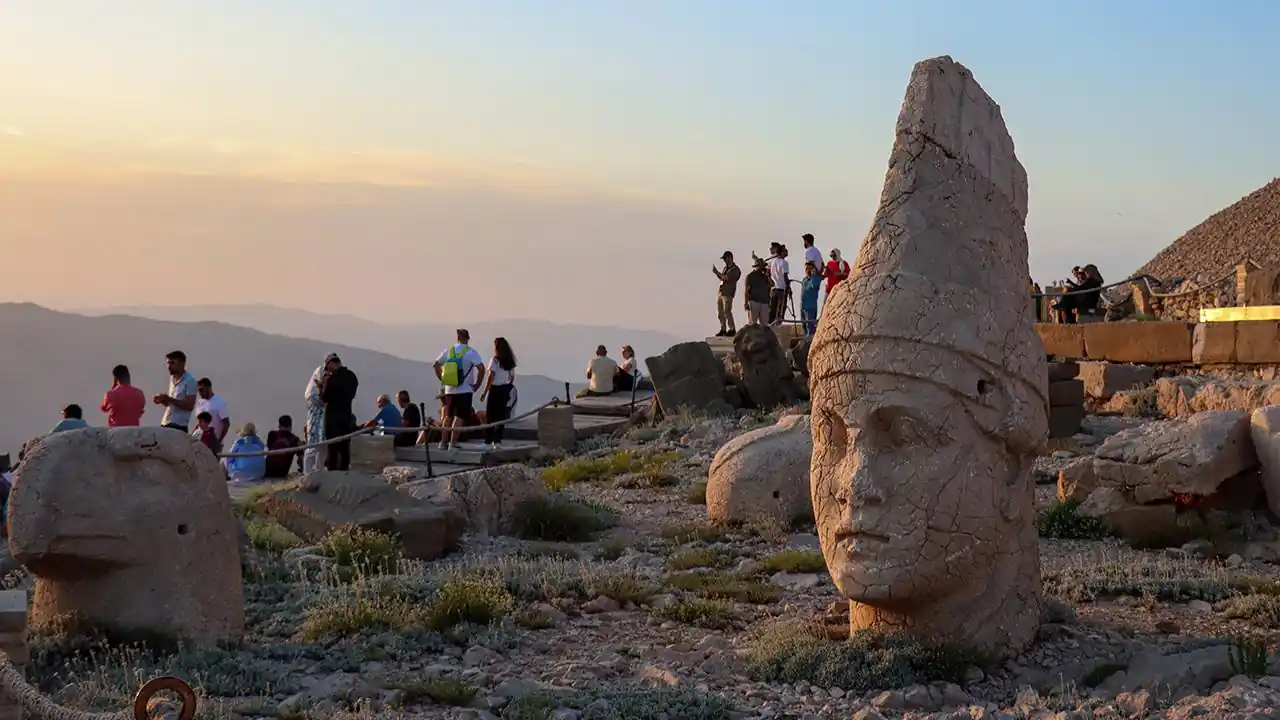 Nemrut Dağı’nı bayramda yaklaşık 8 bin kişi ziyaret etti