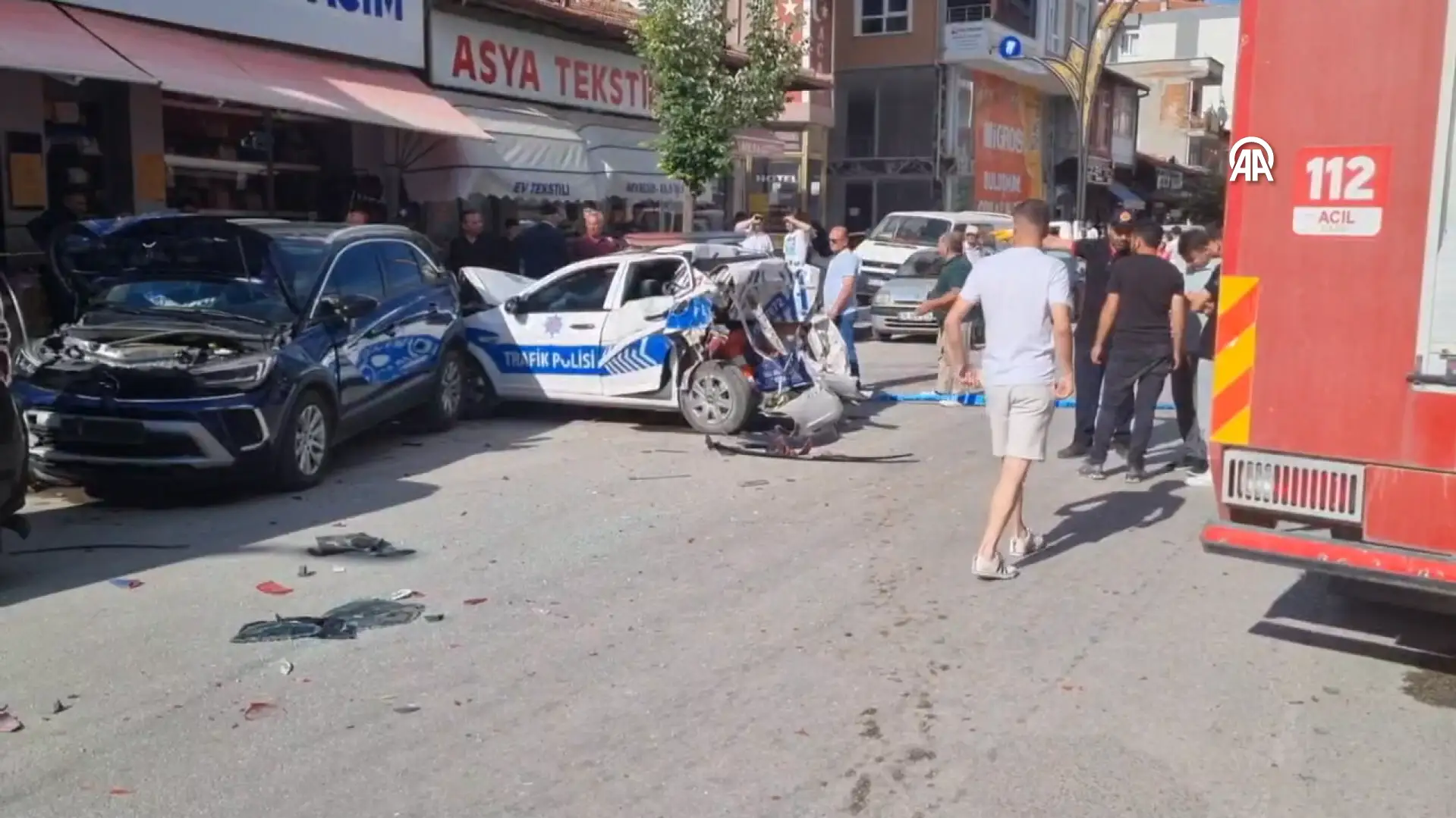 Otomobili 3 araca çarptı: 2’si polis, 3 kişi yaralandı