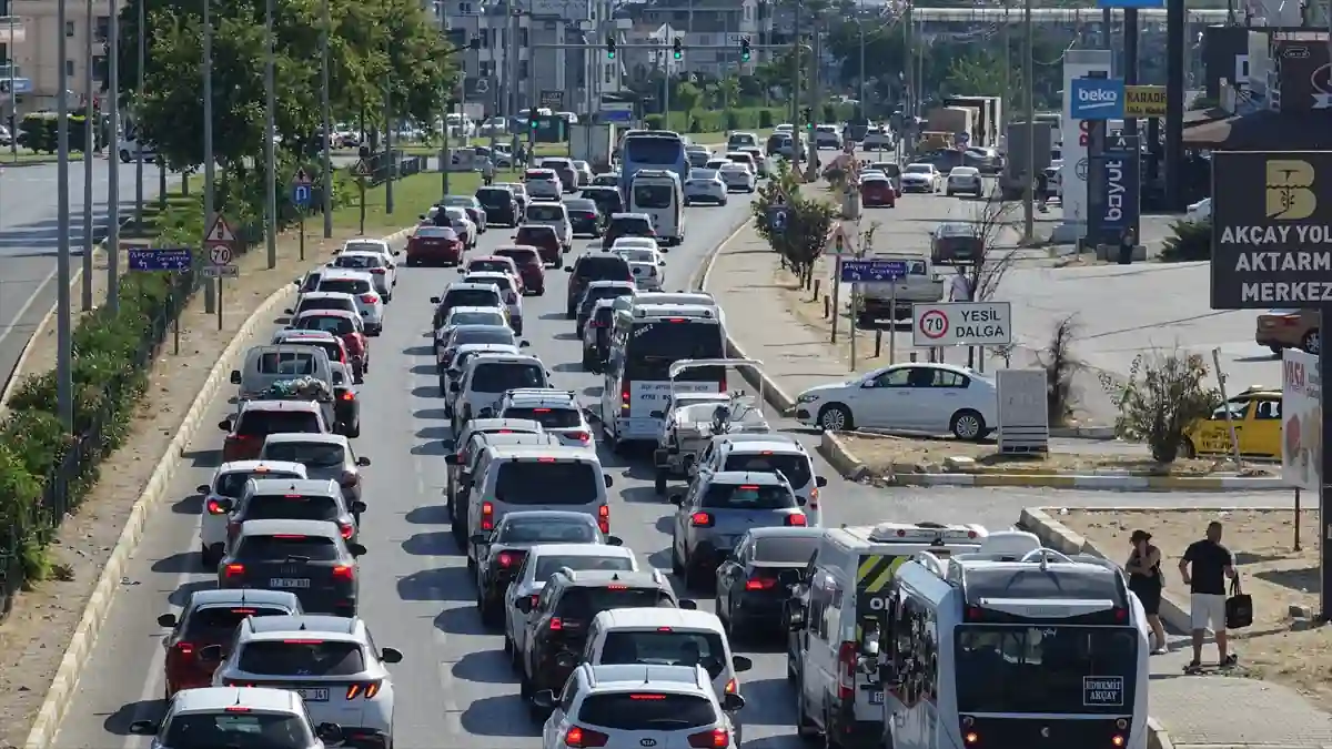 Tatil merkezlerinde trafikte bayram yoğunluğu