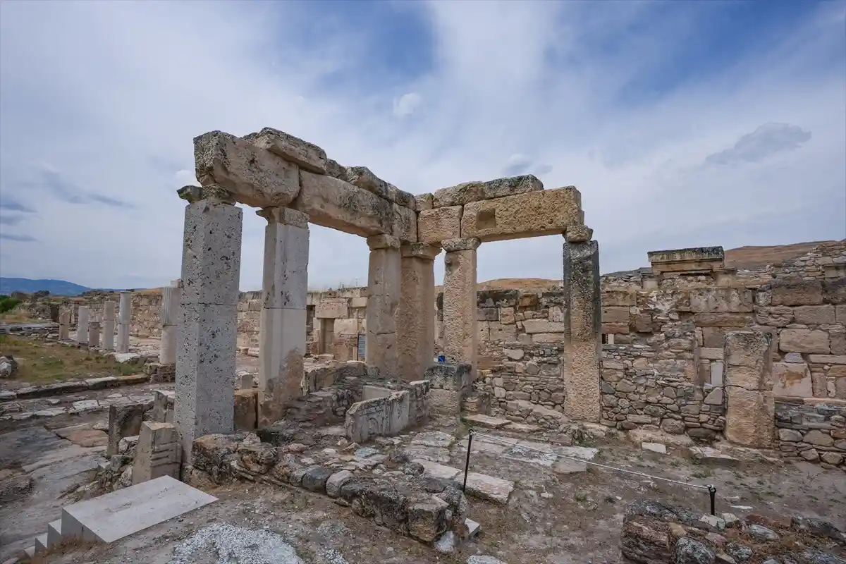 Erozyonla gelen toprak Tripolis Antik Kenti’ni “yorgan” gibi korumuş