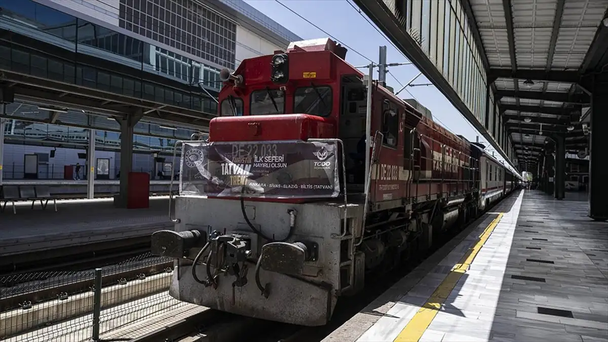 Turistik Tatvan Treni törenle ilk seferine başladı