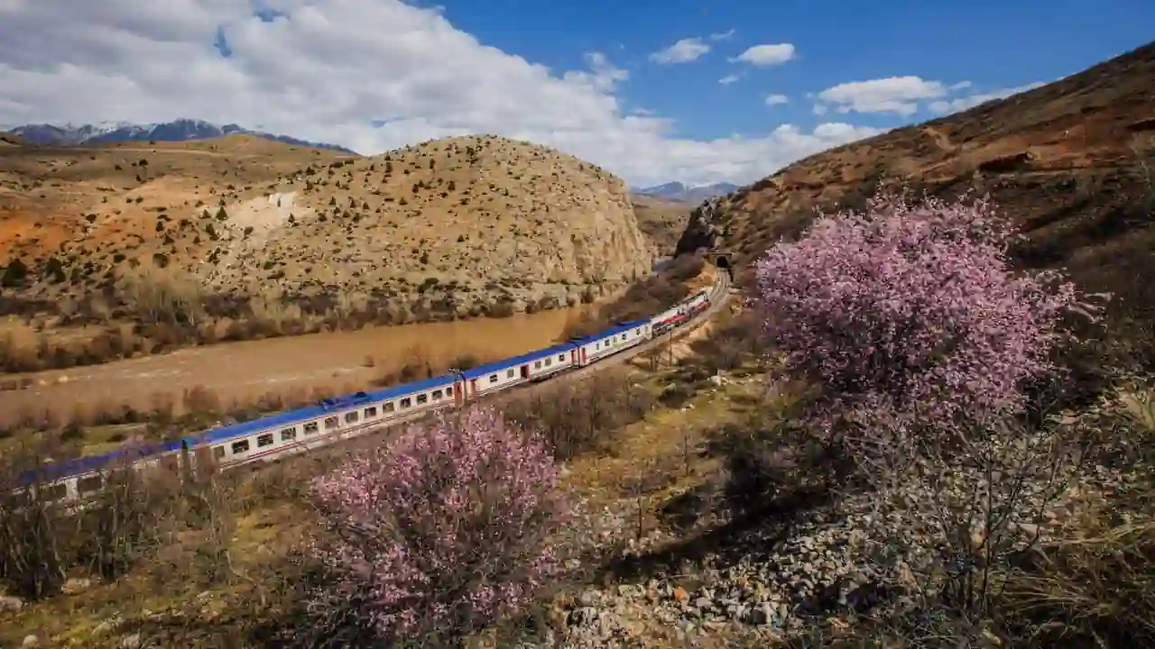 Turistik Tatvan Treni yola çıkıyor