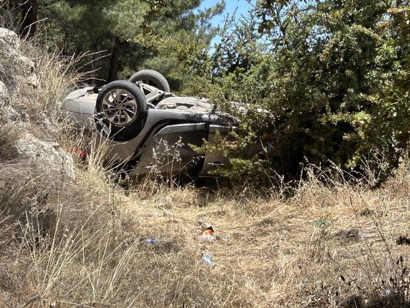 Uşak'ta çarpışan iki otomobildeki 6 kişi yaralandı