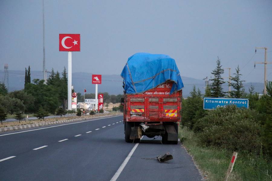 Uşak'ta otomobil kamyona çarptı 1 ölü