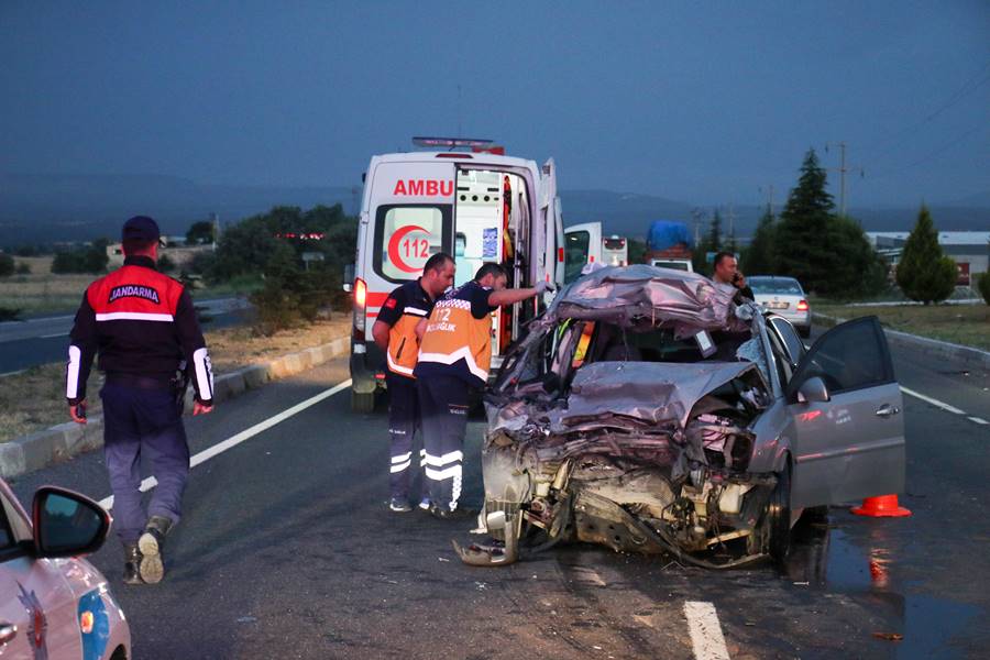 Uşak’ta otomobil kamyona çarptı: 1 ölü