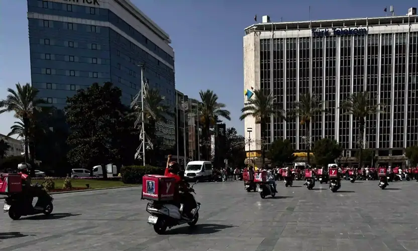 İzmir'de motokuryeler, görevi sırasında