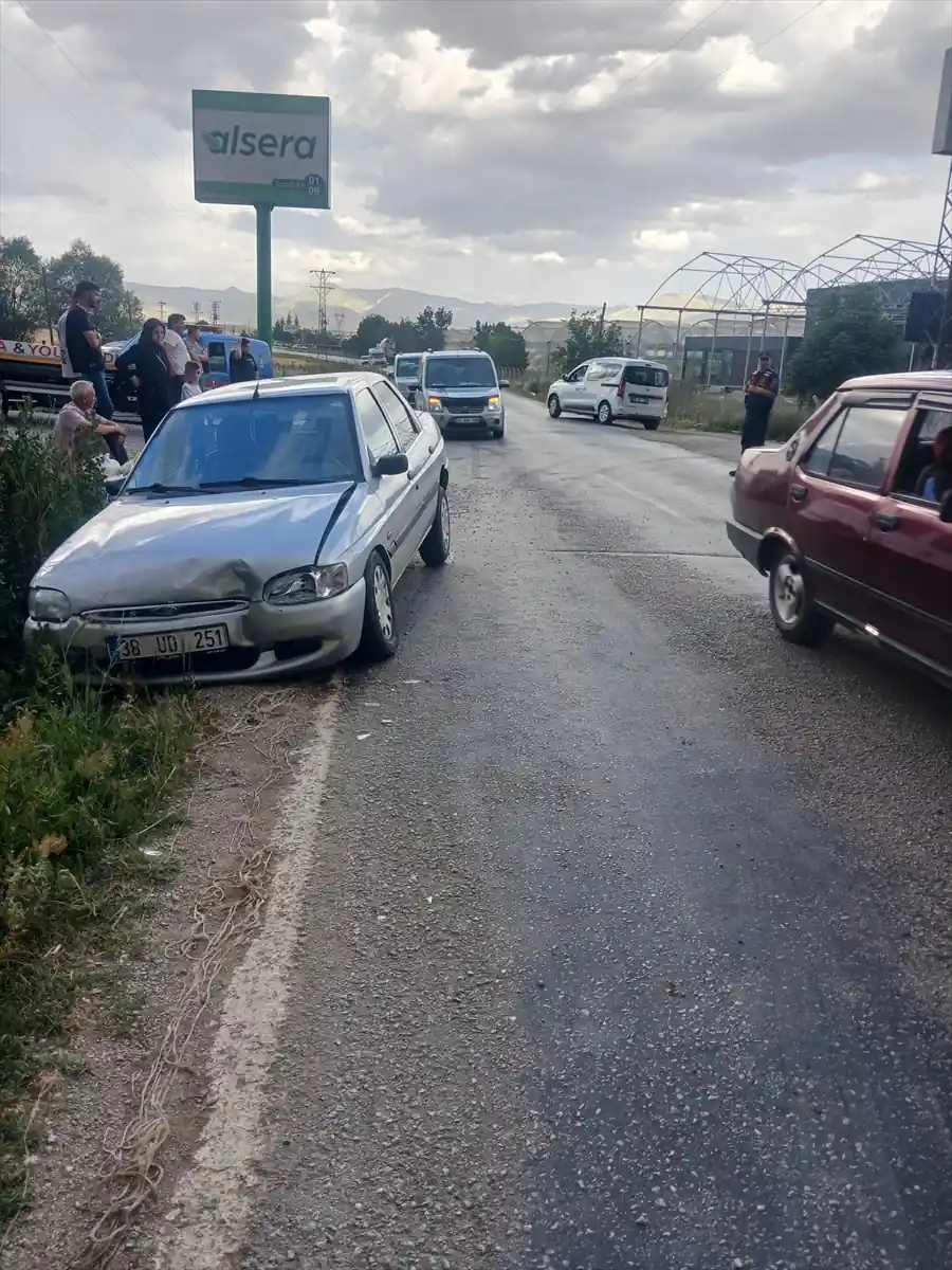 Afyonkarahisar’da trafik kazaları, 12 yaralı