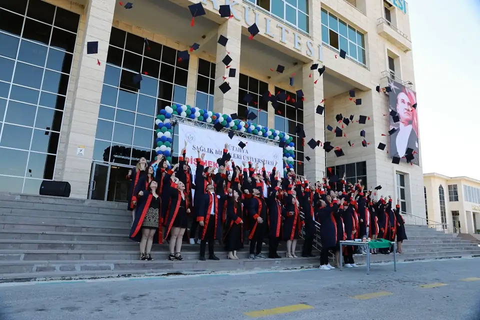 Kütahya’da geleceğin diş hekimleri kep attı