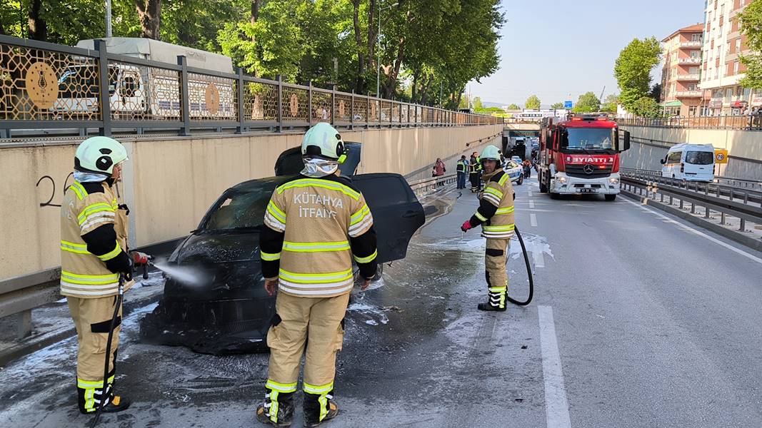 Kütahya'da yanan otomobil alev topuna döndü 