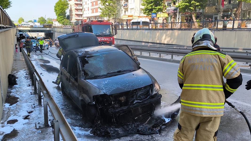 Kütahya'da yanan otomobil alev topuna döndü 