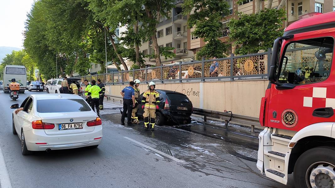 Kütahya'da yanan otomobil alev topuna döndü 