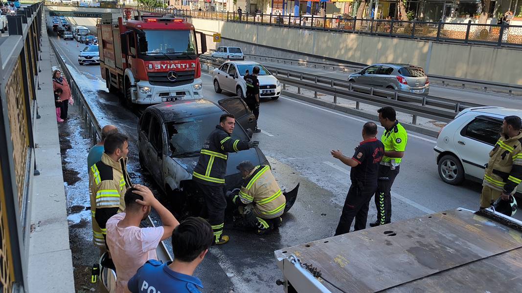 Kütahya'da yanan otomobil alev topuna döndü 