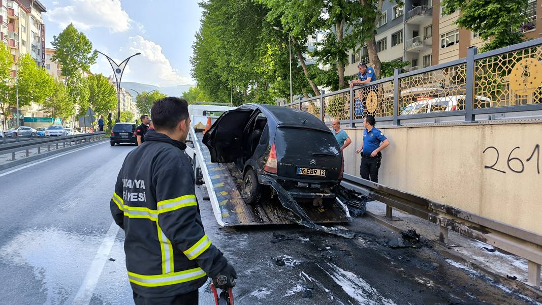 Kütahya'da yanan otomobil alev topuna döndü 