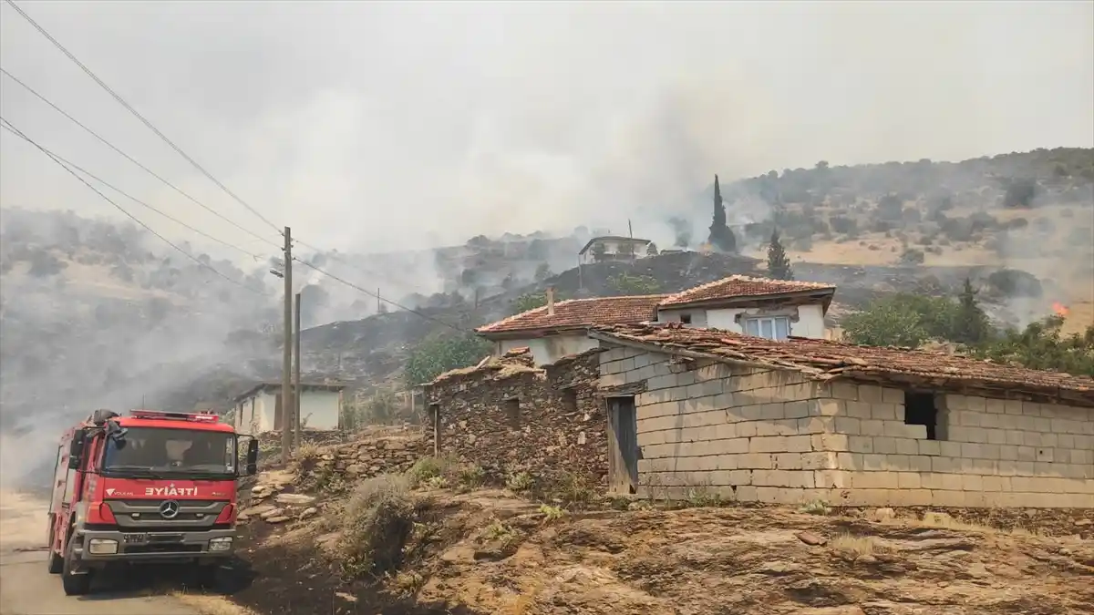 Manisa’da Tarım Arazisinde Yangın: Ekipler Mücadeleyi Sürdürüyor