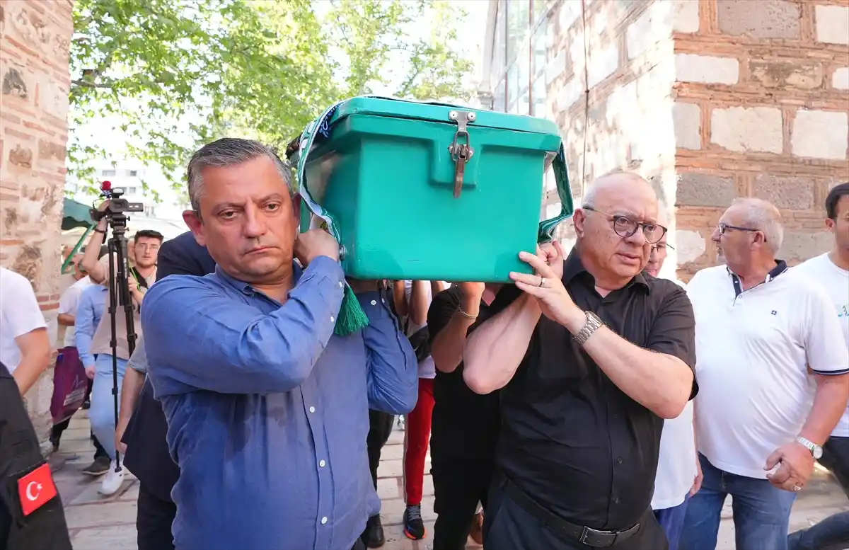 Özgür Özel, Manisa’da Cenaze Törenine Katıldı