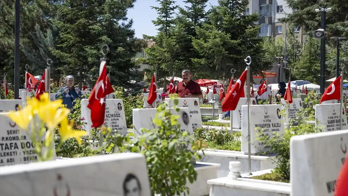 Şehit yakınları arife günü şehitlikleri ziyaret etti