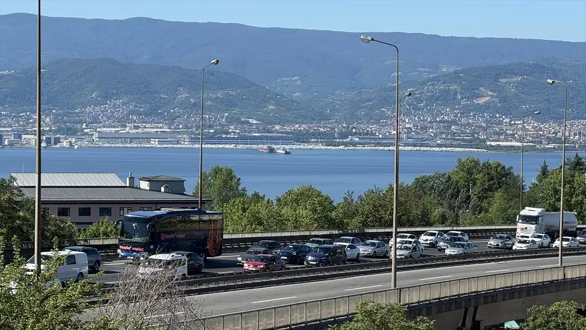 Bayram Trafiği Kocaeli’yi Sardı: Yoğunluk ve Kazalar!