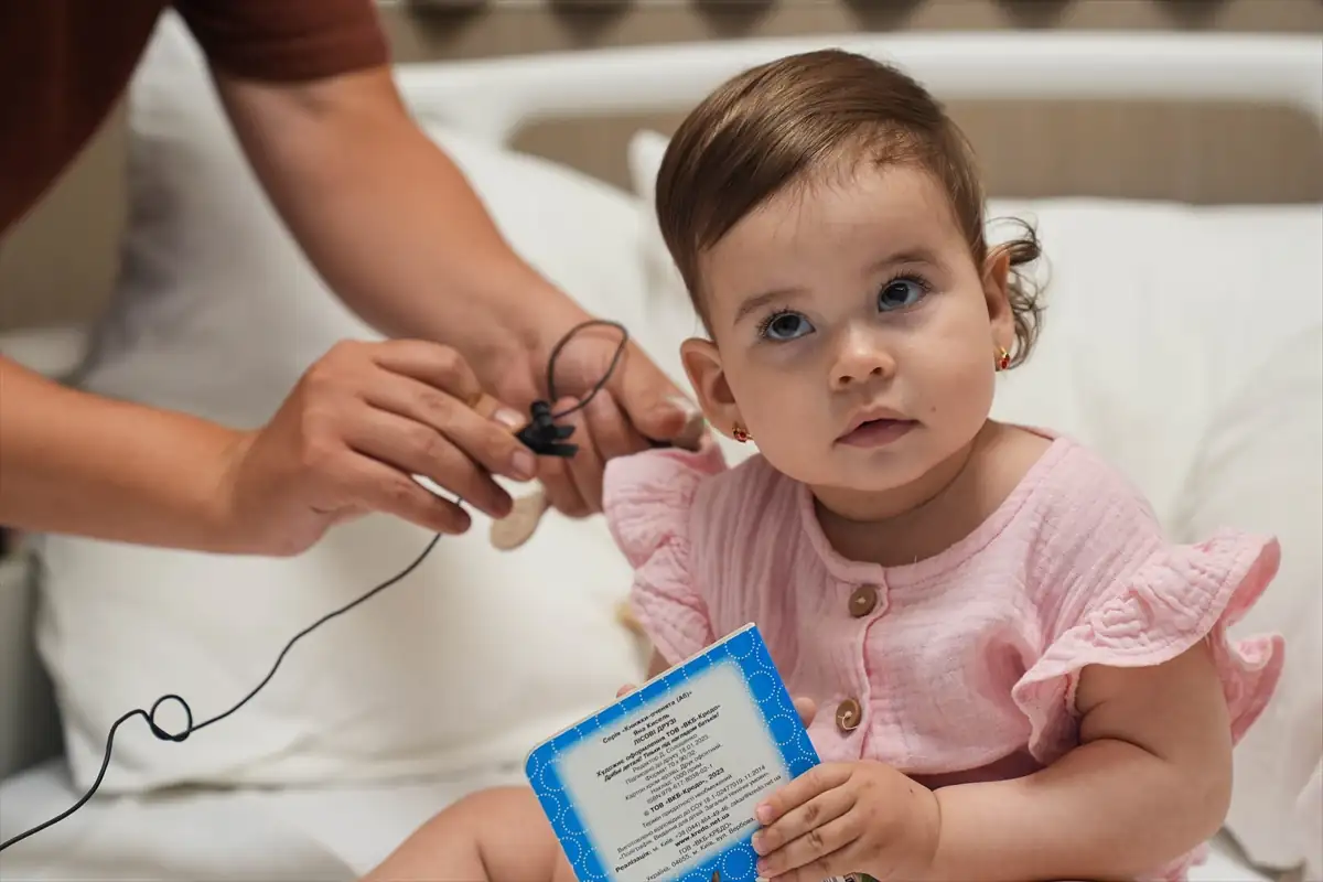 14 aylık bebek anne ve babasının sesini ilk kez duydu