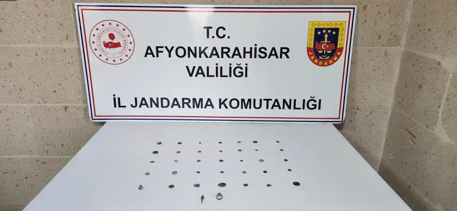 Afyonkarahisar’da otomobilde 34 sikke ile 3 obje ele geçirildi