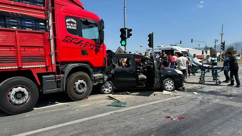 Afyonkarahisar'da zincirleme trafik kazası: 4 yaralı