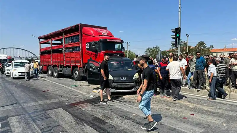 Afyonkarahisar'da zincirleme trafik kazası: 4 yaralı