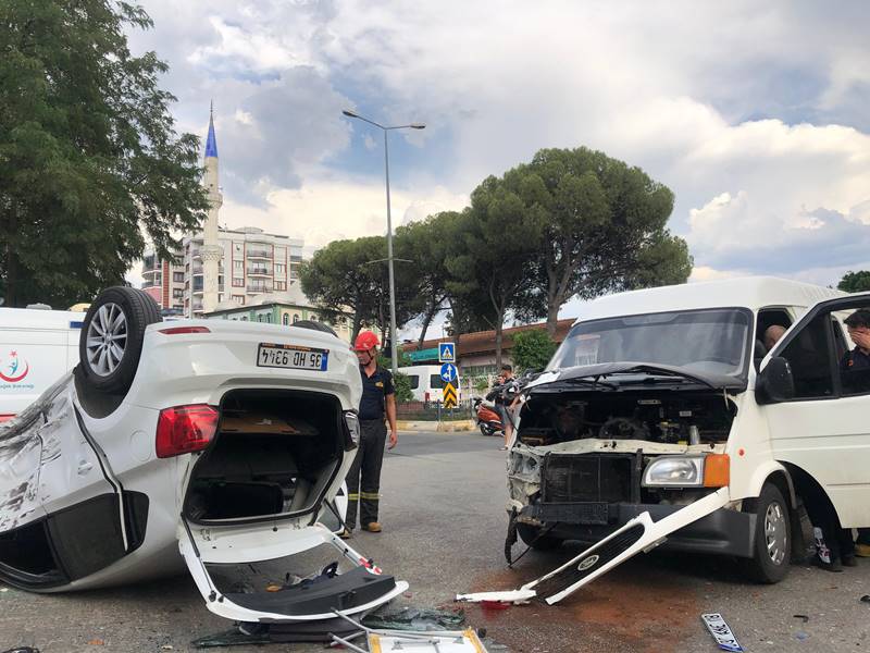 Aydın’da otomobille minibüsün çarpıştığı kazada 2 kişi yaralandı