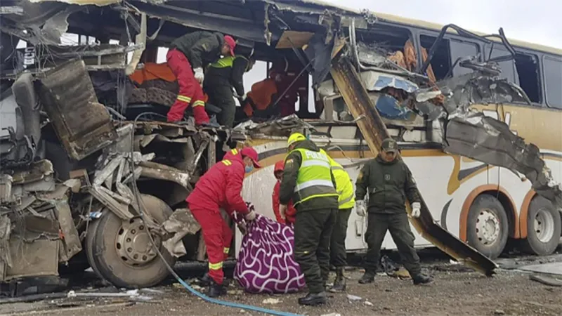 Bolivya’da kamyon otobüsle çarpıştı: 22 ölü