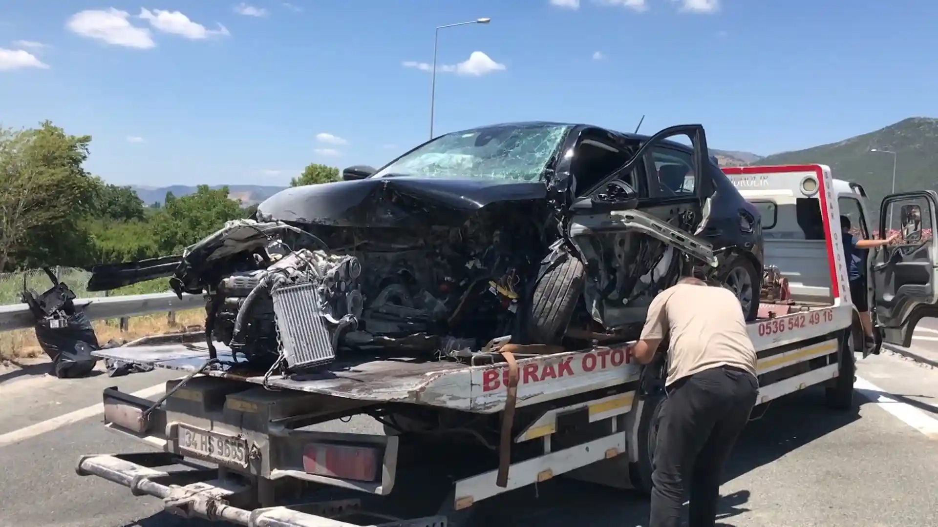 Bursa’da bariyere çarpan otomobilin sürücüsü öldü