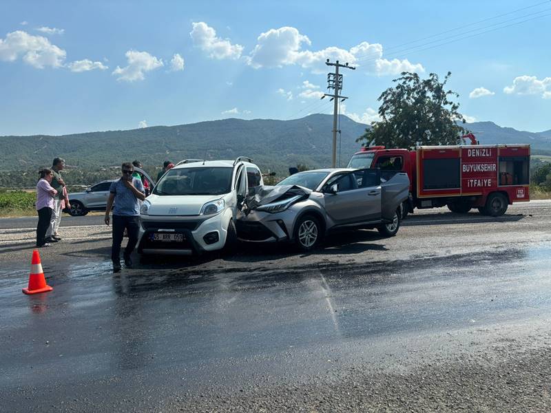 Denizli’de iki otomobilin çarpıştı: 6 yaralı