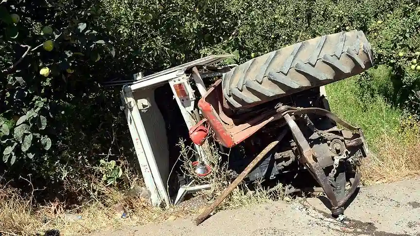 Denizli’de devrilen traktörün sürücüsü öldü