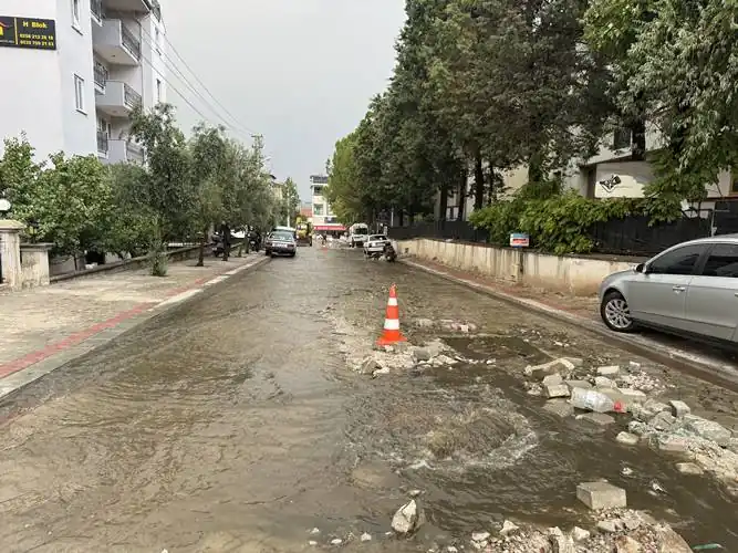 Denizli’de sağanak yağış hayatı olumsuz etkiledi